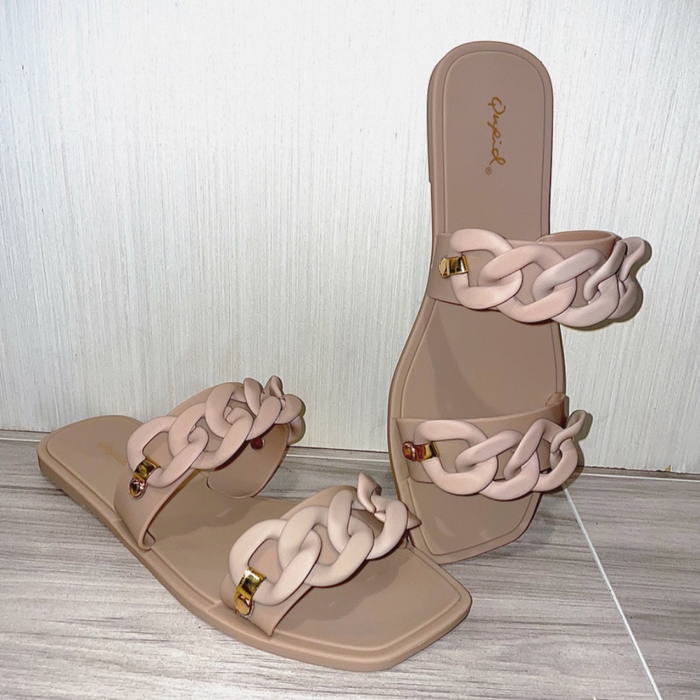 Beige flat sandals with chain strap
